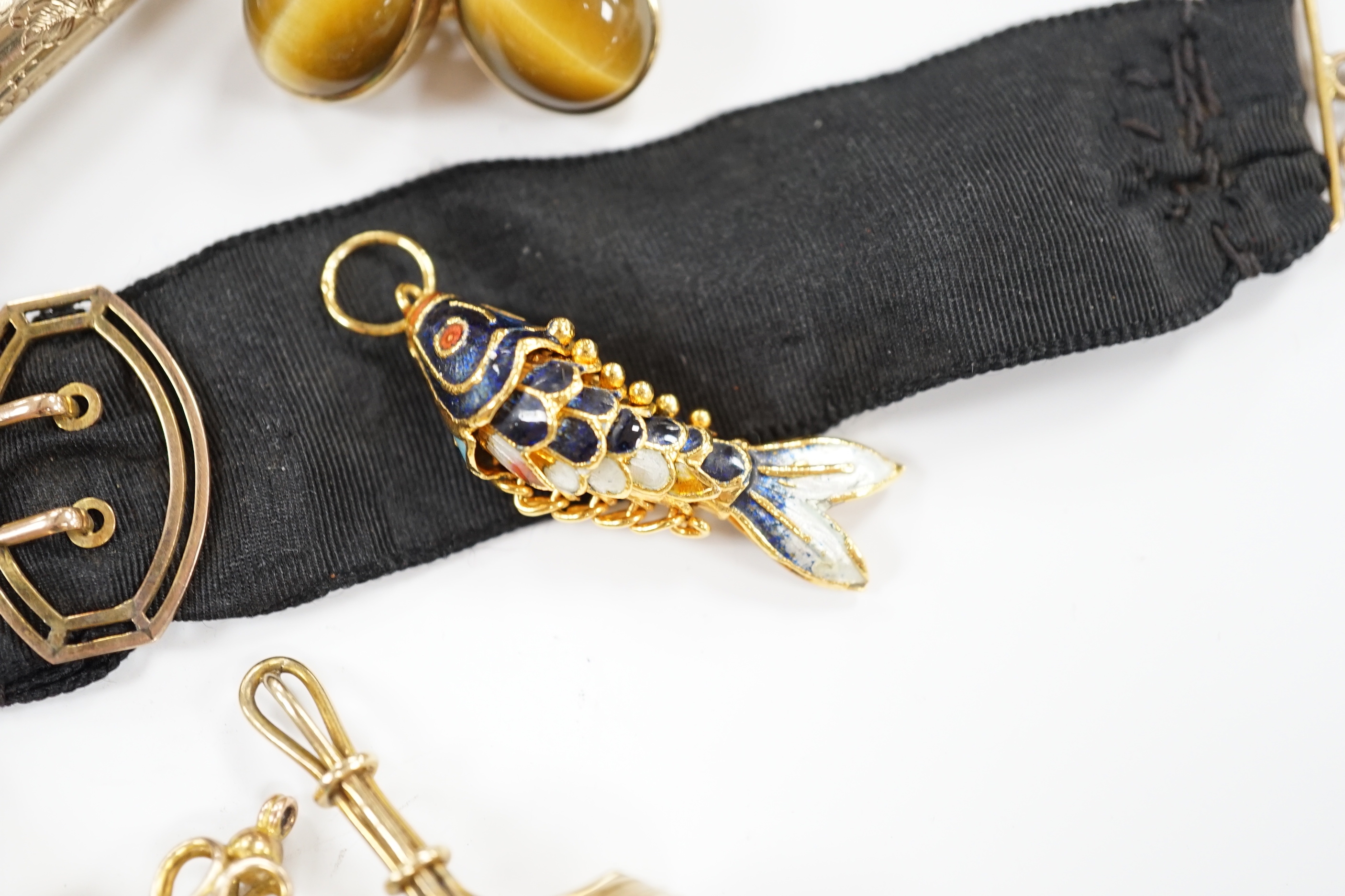 Sundry jewellery including a pair of 9ct gold and tiger's eye quartz cufflinks, two 9ct and bloodstone set fob seals, an enamelled articulated fish pendant/charm and five other items, including a yellow metal overlaid pr